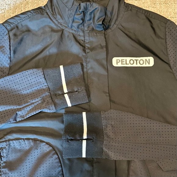 Peloton Women's Lightweight Zip Up Windbreaker in Black with Hidden Hood XS - Picture 4 of 7